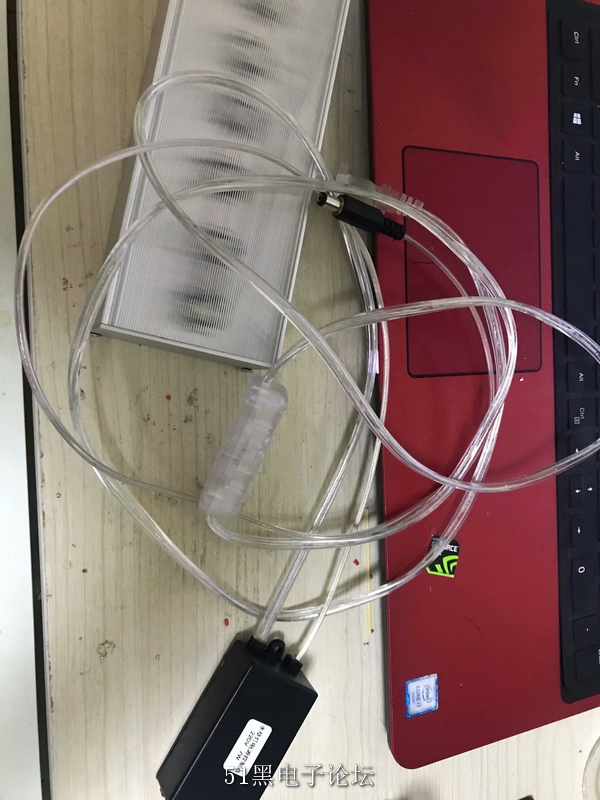 噔。。。电源线，用的全部是透明材质的，就DC公头和电源控制器外壳是黑色的，这个影响不大。