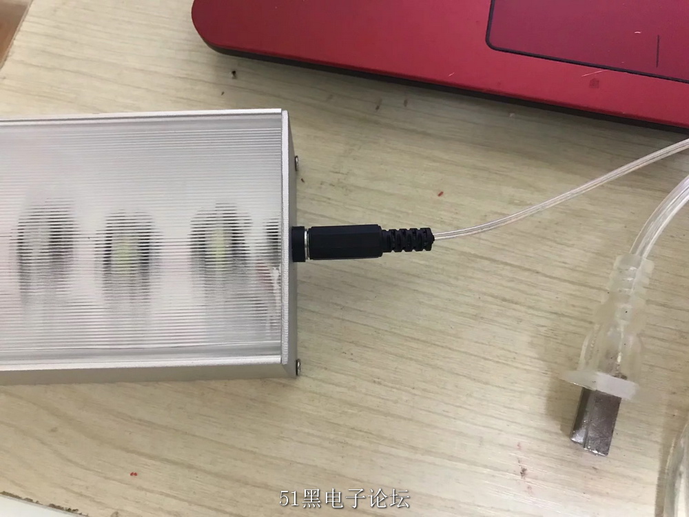 DC插座的细节图，emmmm，感觉还可以吧。